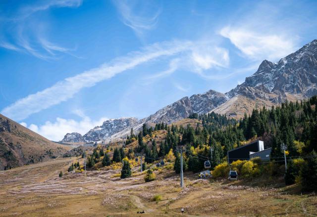 (261004) -- ALMATY, Oct. 4, 2026 (Xinhua) -- This photo taken on Oct. 3, 2026 shows the autumn scenery of the Ile-Alatau National Park in Almaty, Kazakhstan. The national park offers breathtaking landscapes of grass steppes, alpine forests and snow-capped mountains. (Xinhua/Li Renzi)