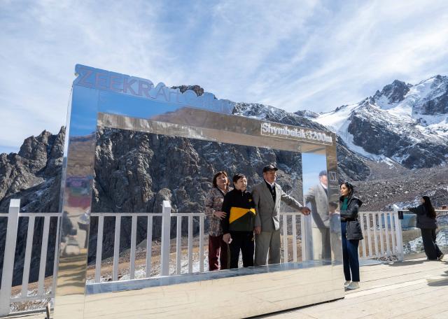 (261004) -- ALMATY, Oct. 4, 2026 (Xinhua) -- People visit the Ile-Alatau National Park in Almaty, Kazakhstan, Oct. 3, 2026. The national park offers breathtaking landscapes of grass steppes, alpine forests and snow-capped mountains. (Xinhua/Li Renzi)