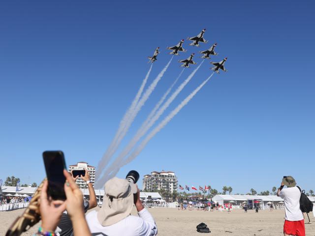 (261004) -- HUNTINGTON BEACH, Oct. 4, 2026 (Xinhua) -- People watch the performance during the Pacific Airshow in the city of Huntington Beach, Orange County, California, the United States, Oct. 3, 2026. The Pacific Airshow, one of the largest of its kind in the United States, kicked off here on Friday. (Photo by Qiu Chen/Xinhua)