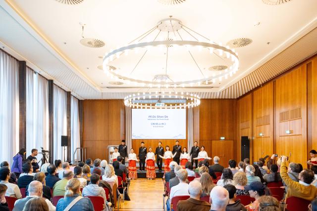 (261004) -- ESSEN, Oct. 4, 2026 (Xinhua) -- Students perform during a youth exchange concert in Essen, Germany, Oct. 3, 2026. Chinese and German students took the stage together on Saturday in the western German city of Essen for a youth exchange concert aimed at fostering cultural understanding and friendship through music.
   TO GO WITH "Chinese, German youth build ties through music at exchange concert" (Germany's Burg Chinese Chorus/Handout via Xinhua)