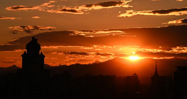 (261004) -- BEIJING, Oct. 4, 2026 (Xinhua) -- This photo taken on Oct. 4, 2026 shows a sunset view in Beijing, capital of China. (Xinhua/Wang Jianhua)
