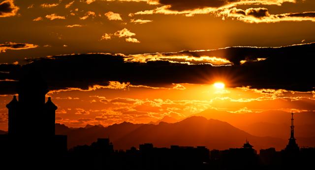 (261004) -- BEIJING, Oct. 4, 2026 (Xinhua) -- This photo taken on Oct. 4, 2026 shows a sunset view in Beijing, capital of China. (Xinhua/Wang Jianhua)