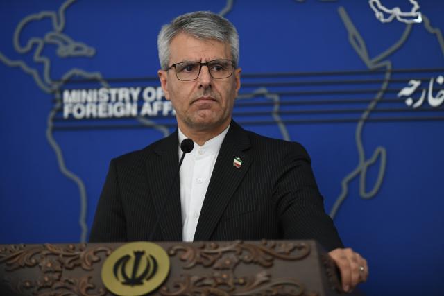 (261004) -- TEHRAN, Oct. 4, 2026 (Xinhua) -- Iran's Foreign Ministry spokesman Esmaeil Baghaei speaks at a weekly press conference in Tehran, Iran, Oct. 4, 2026. Baghaei said Sunday the country has conveyed its positions through the Qatari mediator regarding the U.S. response to its proposed plan to end the war and reopen the Strait of Hormuz.
  TO GO WITH "Iran says conveyed positions regarding U.S. response to proposed plan through Qatar" (Xinhua/Shadati)