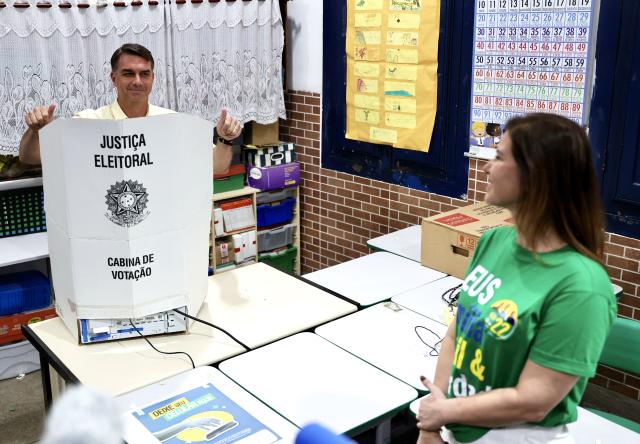 (261004) -- BRASILIA, Oct. 4, 2026 (Xinhua) -- Flavio Bolsonaro (L), presidential candidate of Brazil's Liberal Party, gestures after casting his ballot at a polling station in Rio de Janeiro, Brazil, Oct. 4, 2026. Voting in the first round of Brazil's 2026 presidential election officially began at 8 a.m. (1100 GMT) on Sunday, with polling stations across the country scheduled to close at 5 p.m. (0800 GMT).
   Initial results are expected to be announced within a few hours after the polls close. (Xinhua/Jin Haoyuan)