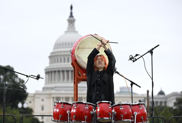 (261004) -- WASHINGTON, Oct. 4, 2026 (Xinhua) -- Chinese percussionist Li Zhuowen performs the Dao of Drums during "Future Resonance -- ShanghaiEye Night" in Washington, D.C., the United States, on Oct. 3, 2026. The Shanghai-themed cultural exchange event was held here on Saturday, bringing a taste of Shanghai to the United States. The event was also part of the "Shanghai Let's Meet" city promotion initiative and a broader series of China-U.S. people-to-people exchanges. (Xinhua/Li Rui)