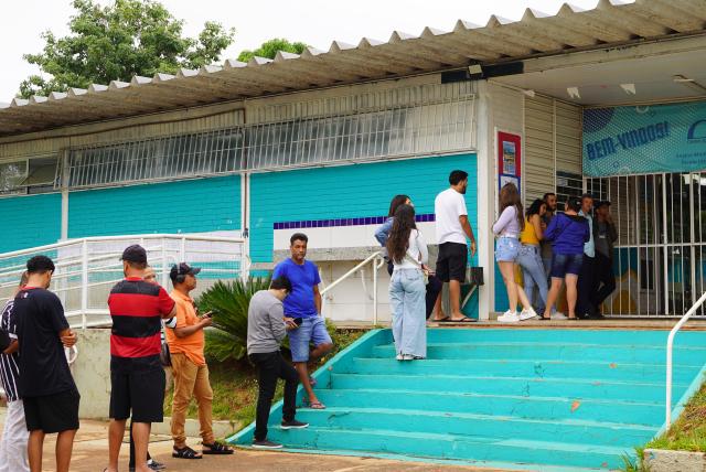 (261004) -- BRASILIA, Oct. 4, 2026 (Xinhua) -- Voters line up to enter a polling station in Brasilia, Brazil, Oct. 4, 2026. Voting in the first round of Brazil's 2026 presidential election officially began at 8 a.m. (1100 GMT) on Sunday, with polling stations across the country scheduled to close at 5 p.m. (0800 GMT). Initial results are expected to be announced within a few hours after the polls close. (Xinhua/Wu Hao)