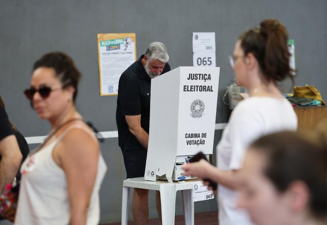 (261004) -- RIO DE JANEIRO, Oct. 4, 2026 (Xinhua) -- A voter casts his ballot at a polling station in Rio de Janeiro, Brazil, Oct. 4, 2026. Voting in the first round of Brazil's 2026 presidential election officially began at 8 a.m. (1100 GMT) on Sunday, with polling stations across the country scheduled to close at 5 p.m. (0800 GMT). Initial results are expected to be announced within a few hours after the polls close. (Xinhua/Jin Haoyuan)