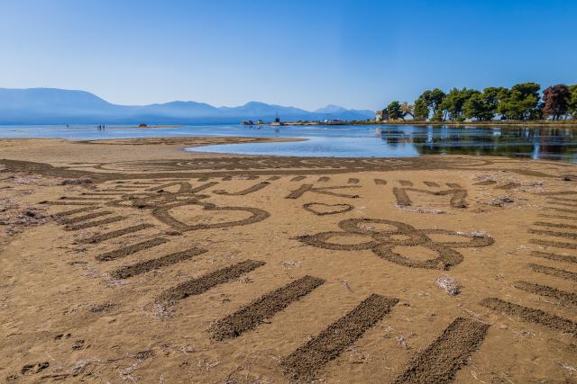 (261004) -- ZAGREB, Oct. 4, 2026 (Xinhua) -- A sand art drawing is pictured during a sand art festival in the Neretva River Estuary, Croatia, on Oct. 4, 2026. (Zvonimir Barisin/Pixsell via Xinhua)