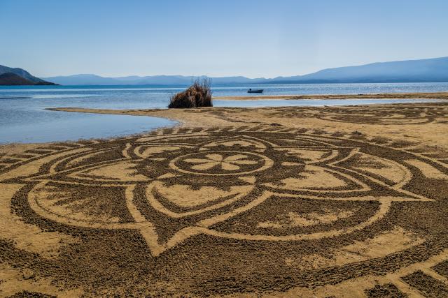 (261004) -- ZAGREB, Oct. 4, 2026 (Xinhua) -- A sand art drawing is pictured during a sand art festival in the Neretva River Estuary, Croatia, on Oct. 4, 2026. (Zvonimir Barisin/Pixsell via Xinhua)