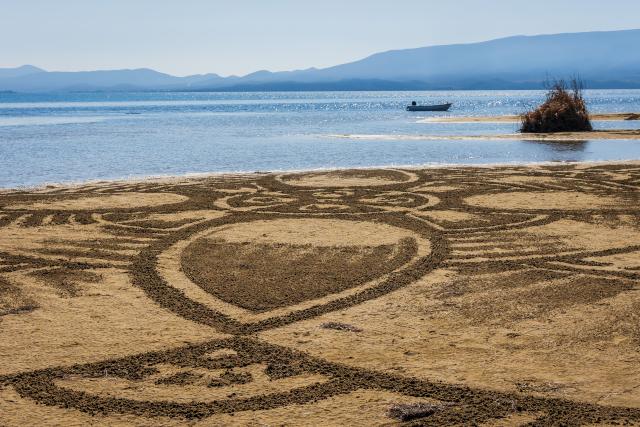 (261004) -- ZAGREB, Oct. 4, 2026 (Xinhua) -- A sand art drawing is pictured during a sand art festival in the Neretva River Estuary, Croatia, on Oct. 4, 2026. (Zvonimir Barisin/Pixsell via Xinhua)