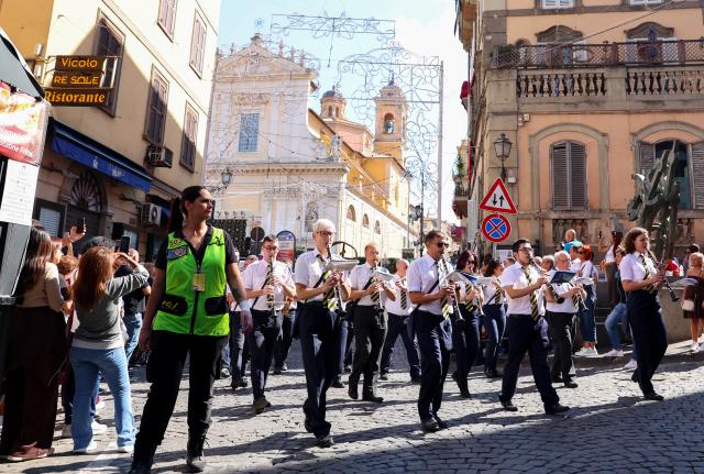 (261005) -- MARINO, Oct. 5, 2026 (Xinhua) -- A band perform during the Grape Festival of Marino 2026 in Marino, Italy, Oct. 4, 2026. (Xinhua/Wang Kaiyan)