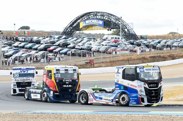 (261005) -- MADRID, Oct. 5, 2026 (Xinhua) -- Participants compete during the FIA European Truck Racing Championship Grand Prix of Spain in Madrid, Spain, on Oct. 4, 2026. (Photo by Gustavo Valiente/Xinhua)