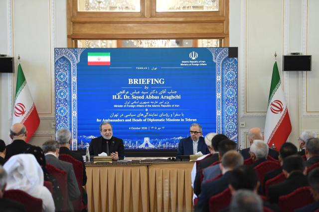 (261005) -- BEIJING, Oct. 5, 2026 (Xinhua) -- Iran's Foreign Minister Seyed Abbas Araghchi (L, back) speaks during a meeting with foreign ambassadors and diplomats in Tehran, Iran, Oct. 4, 2026. Araghchi said here on Sunday the country is still ready to achieve a "just and honorable" solution through diplomacy, but it will give a "more crushing" response if the "enemies" once again resort to military actions.
  Araghchi also highlighted Iran's seriousness and decisiveness in both defending itself and advancing diplomacy at a meeting with foreign ambassadors and diplomats. (Xinhua/Shadati)