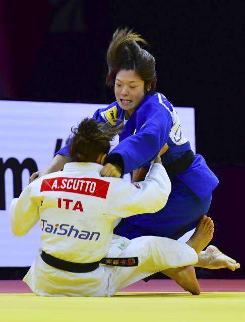 (261005) -- BAKU, Oct. 5, 2026 (Xinhua) -- Koga Wakana of Japan (R) competes against Assunta Scutto of Italy during the women's -48kg gold medal match at the World Judo Championships 2026 in Baku, Azerbaijan, Oct. 4, 2026. (Xinhua/Chen Junfeng)