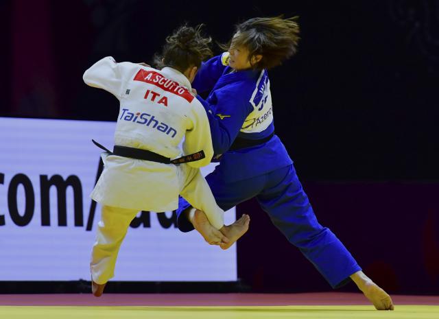 (261005) -- BAKU, Oct. 5, 2026 (Xinhua) -- Koga Wakana of Japan (R) competes against Assunta Scutto of Italy during the women's -48kg gold medal match at the World Judo Championships 2026 in Baku, Azerbaijan, Oct. 4, 2026. (Xinhua/Chen Junfeng)