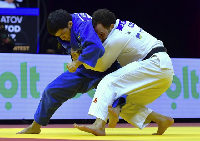 (261005) -- BAKU, Oct. 5, 2026 (Xinhua) -- Ahmad Yusifov of Azerbaijan (R) competes against Sherzod Davlatov of Kazakhstan during the men's -60kg gold medal match at the World Judo Championships 2026 in Baku, Azerbaijan, Oct. 4, 2026. (Xinhua/Chen Junfeng)