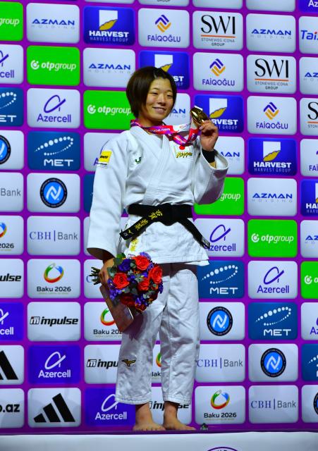 (261005) -- BAKU, Oct. 5, 2026 (Xinhua) -- Gold medallist Koga Wakana of Japan poses for photos during the awarding ceremony for the women's -48kg at the World Judo Championships 2026 in Baku, Azerbaijan, Oct. 4, 2026. (Xinhua/Chen Junfeng)