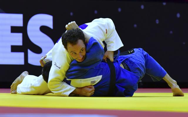 (261005) -- BAKU, Oct. 5, 2026 (Xinhua) -- Ahmad Yusifov of Azerbaijan (top) competes against Sherzod Davlatov of Kazakhstan during the men's -60kg gold medal match at the World Judo Championships 2026 in Baku, Azerbaijan, Oct. 4, 2026. (Xinhua/Chen Junfeng)