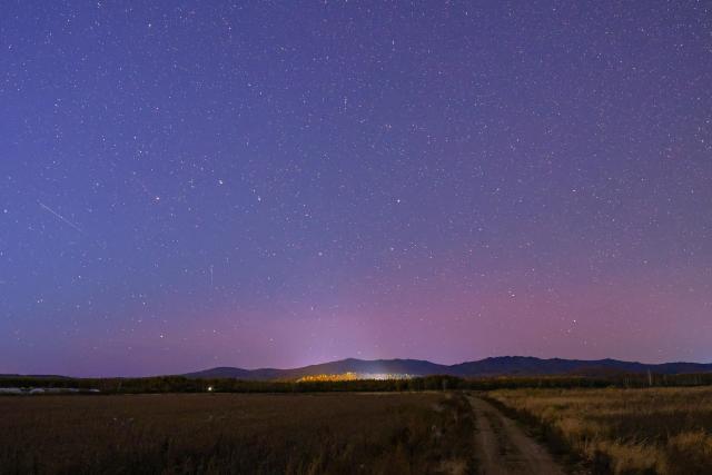 (261005) -- HARBIN, Oct. 5, 2026 (Xinhua) -- This photo taken on Oct. 4, 2026 shows the aurora observed from Yichun City, northeast China's Heilongjiang Province. (Photo by Li Jiaxing/Xinhua)