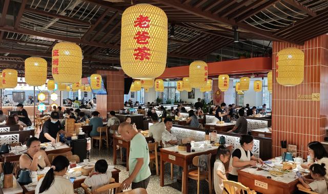 (261005) -- HAIKOU, Oct. 5, 2026 (Xinhua) -- People dine at a local tea house in Haikou, south China's Hainan Province, Oct. 1, 2026.
  During the first National Day holiday since the launch of the island-wide special customs operations at Hainan Free Trade Port (FTP), the tropical island has offered visitors from home and abroad a diverse range of experiences -- from duty-free shopping and local food to historic neighborhoods and the distinctive lifestyle of fishing communities.
   TO GO WITH "Across China: China's island province Hainan offers diverse tourism experiences to holidaymakers" (Xinhua/Guo Cheng)