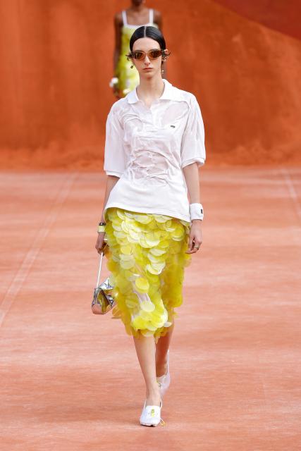 (261005) -- PARIS, Oct. 5, 2026 (Xinhua) -- A model presents a creation from the Womenswear Spring/Summer 2027 collections by Lacoste during the Paris Fashion Week in Paris, France, Oct. 4, 2026. (MeetEurope/Handout via Xinhua)