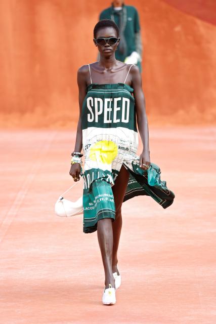 (261005) -- PARIS, Oct. 5, 2026 (Xinhua) -- A model presents a creation from the Womenswear Spring/Summer 2027 collections by Lacoste during the Paris Fashion Week in Paris, France, Oct. 4, 2026. (MeetEurope/Handout via Xinhua)