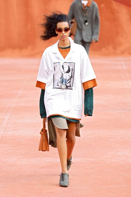 (261005) -- PARIS, Oct. 5, 2026 (Xinhua) -- A model presents a creation from the Womenswear Spring/Summer 2027 collections by Lacoste during the Paris Fashion Week in Paris, France, Oct. 4, 2026. (MeetEurope/Handout via Xinhua)