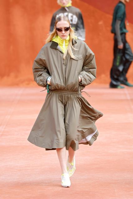 (261005) -- PARIS, Oct. 5, 2026 (Xinhua) -- A model presents a creation from the Womenswear Spring/Summer 2027 collections by Lacoste during the Paris Fashion Week in Paris, France, Oct. 4, 2026. (MeetEurope/Handout via Xinhua)