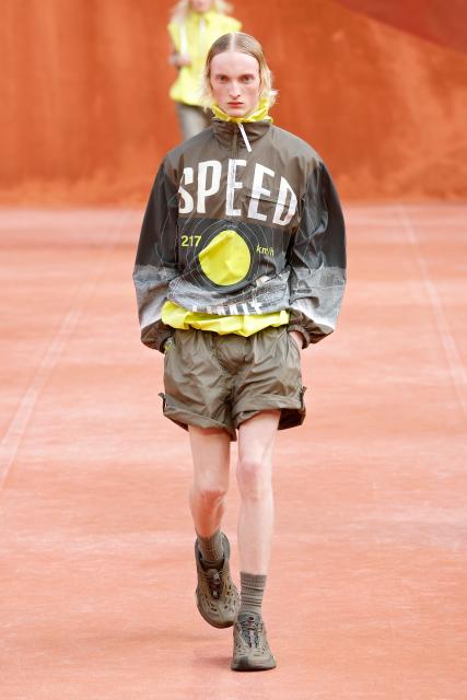 (261005) -- PARIS, Oct. 5, 2026 (Xinhua) -- A model presents a creation from the Womenswear Spring/Summer 2027 collections by Lacoste during the Paris Fashion Week in Paris, France, Oct. 4, 2026. (MeetEurope/Handout via Xinhua)