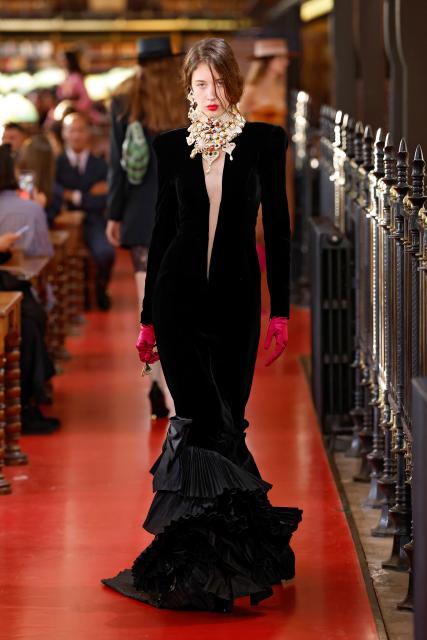 (261005) -- PARIS, Oct. 5, 2026 (Xinhua) -- A model presents a creation from the Womenswear Spring/Summer 2027 collections by Valentino during the Paris Fashion Week in Paris, France, Oct. 4, 2026. (MeetEurope/Handout via Xinhua)