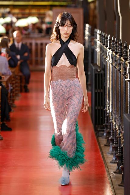 (261005) -- PARIS, Oct. 5, 2026 (Xinhua) -- A model presents a creation from the Womenswear Spring/Summer 2027 collections by Valentino during the Paris Fashion Week in Paris, France, Oct. 4, 2026. (MeetEurope/Handout via Xinhua)