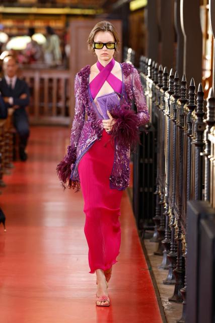 (261005) -- PARIS, Oct. 5, 2026 (Xinhua) -- A model presents a creation from the Womenswear Spring/Summer 2027 collections by Valentino during the Paris Fashion Week in Paris, France, Oct. 4, 2026. (MeetEurope/Handout via Xinhua)