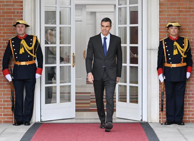 (261005) -- MADRID, Oct. 5, 2026 (Xinhua) -- This photo taken on Sept. 30, 2026 shows Spanish Prime Minister Pedro Sanchez (C) in Madrid, Spain. (Xinhua/Cheng Min)