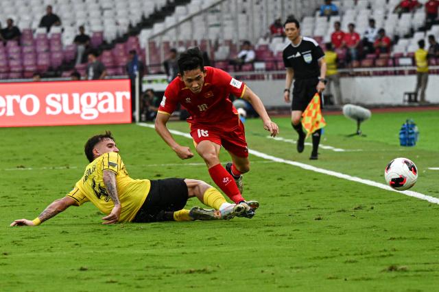 (261005) -- JAKARTA, Oct. 5, 2026 (Xinhua) -- Manuel Hidalgo (L) of Malaysia vies with Nguyen Hai Long of Vietnam during the FIFA ASEAN Cup 2026 Division 1 Bronze Final Match between Malaysia and Vietanm at Gelora Bung Karno Stadium in Jakarta, Indonesia, Oct. 5, 2026. (Xinhua/Agung Kuncahya B.)