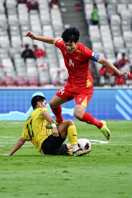 (261005) -- JAKARTA, Oct. 5, 2026 (Xinhua) -- Hong Wan (L) of Malaysia vies with Nguyen Hoang Duc of Vietnam during the FIFA ASEAN Cup 2026 Division 1 Bronze Final Match between Malaysia and Vietanm at Gelora Bung Karno Stadium in Jakarta, Indonesia, Oct. 5, 2026. (Xinhua/Agung Kuncahya B.)