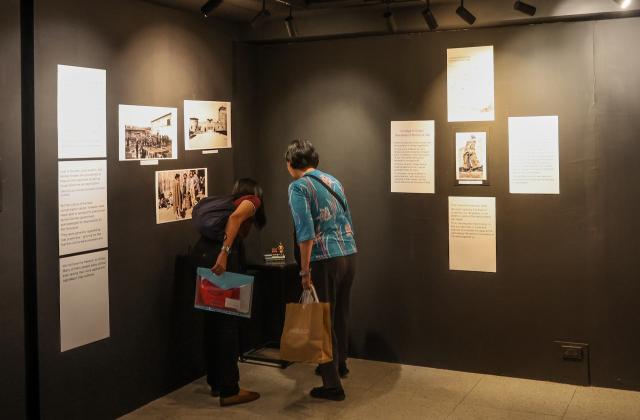 (261005) -- MANILA, Oct. 5, 2026 (Xinhua) -- People visit the exhibition "Courage in Chaos: Narratives of Women and War" in Manila, the Philippines, Oct. 5, 2026. TO GO WITH "Feature: Justice for 'comfort women' -- Philippine exhibition calls for acknowledging wartime atrocities" (Xinhua/Rouelle Umali)