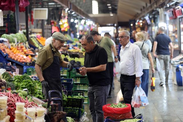 (261005) -- ANKARA, Oct. 5, 2026 (Xinhua) -- People shop at a bazaar in Ankara, Türkiye, on Oct. 5, 2026. Türkiye's annual inflation eased to 29.73 percent in September, marking a fourth straight month of slowing price growth, the Turkish Statistical Institute said Monday. (Mustafa Kaya/Handout via Xinhua)