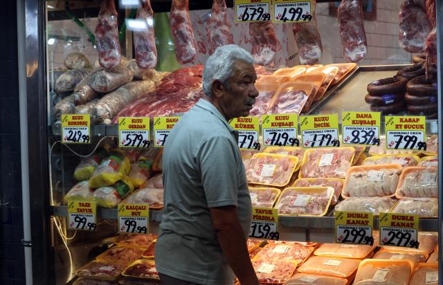 (261005) -- ANKARA, Oct. 5, 2026 (Xinhua) -- A man shops at a bazaar in Ankara, Türkiye, on Oct. 5, 2026. Türkiye's annual inflation eased to 29.73 percent in September, marking a fourth straight month of slowing price growth, the Turkish Statistical Institute said Monday. (Mustafa Kaya/Handout via Xinhua)