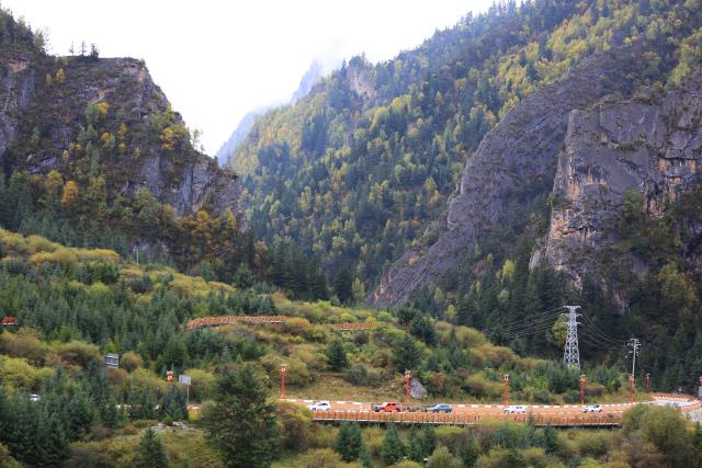(261005) -- BEIJING, Oct. 5, 2026 (Xinhua) -- Tourists visit Zhagana scenic area in Tewo County of Gannan Tibetan Autonomous Prefecture, northwest China's Gansu Province, Oct. 5, 2026. Large numbers of visitors have flocked to rural areas across China during the National Day holiday. (Photo by Wang Kexian/Xinhua)