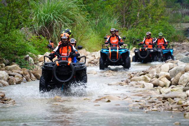 (261005) -- BEIJING, Oct. 5, 2026 (Xinhua) -- Tourists drive ATVs in Yueqing of east China's Zhejiang Province, Oct. 5, 2026. Large numbers of visitors have flocked to rural areas across China during the National Day holiday. (Photo by Cai Kuanyuan/Xinhua)