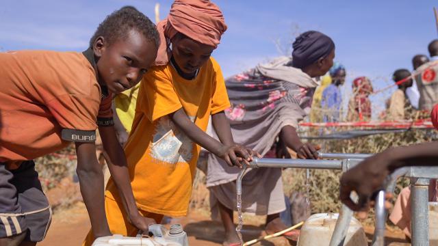 (261005) -- TAWILA, Oct. 5, 2026 (Xinhua) -- This photo taken with a mobile phone on Oct. 5, 2026 shows a group of displaced people using a hand-operated water pump to obtain water in Tawila, Sudan. TO GO WITH "Roundup: Displaced families pour into Sudan's Tawila as challenges hinder int'l aid" (Photo by Al-Sayed Mahmoud Ahmed/Xinhua)