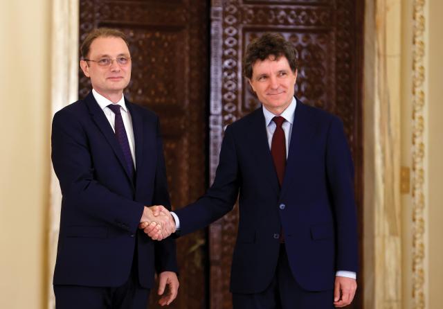 (261005) -- BUCHAREST, Oct. 5, 2026 (Xinhua) -- Romanian President Nicusor Dan (R) shakes hands with Luca Niculescu at a press conference in Bucharest, Romania, Oct. 5, 2026. Nicusor Dan designated Luca Niculescu, state secretary at the Ministry of Foreign Affairs, to form the government on Monday evening, according to Romania's national news agency Agerpres. (Photo by Cristian Cristel/Xinhua)