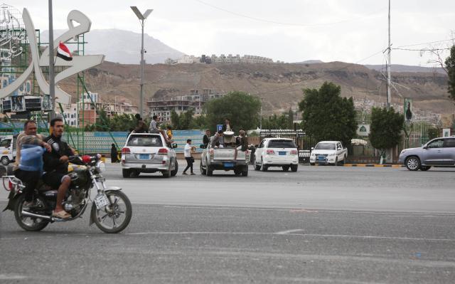 (261005) -- SANAA, Oct. 5, 2026 (Xinhua) -- Yemenis are seen in a street in the Houthi-held capital of Sanaa, Yemen, Oct. 5, 2026. (Photo by Mohammed Mohammed/Xinhua)