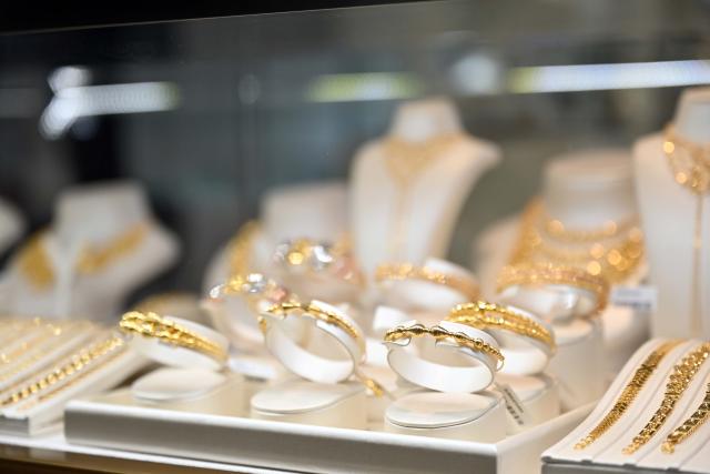 (261005) -- HAWALLI GOVERNORATE, Oct. 5, 2026 (Xinhua) -- Jewelry is seen on display at the Thameen Expo in Hawalli Governorate, Kuwait, Oct. 5, 2026. The Thameen Expo, featuring jewelry and luxury products, opened Monday at the Kuwait International Fairground in Hawalli Governorate, Kuwait. The exhibition will run through Oct. 10. (Photo by Asad/Xinhua)