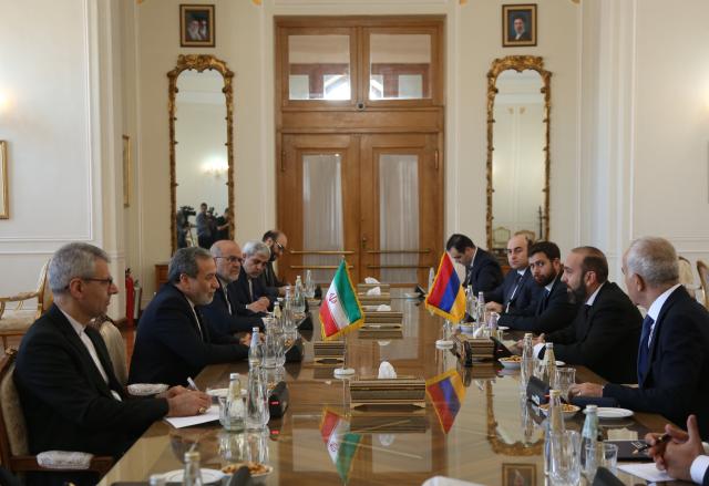 (261005) -- TEHRAN, Oct. 5, 2026 (Xinhua) -- Iranian Foreign Minister Seyed Abbas Araghchi (2nd L) meets with visiting Armenian Foreign Minister Ararat Mirzoyan (2nd R) in Tehran, Iran, Oct. 5, 2026. (Xinhua/Shadati)