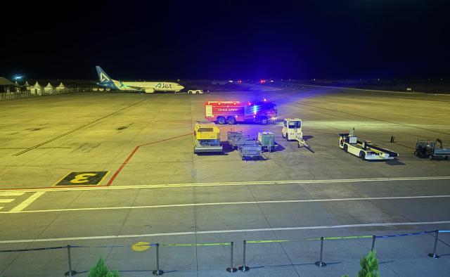 (261005) -- SANLIURFA, Oct. 5, 2026 (Xinhua) -- Photo taken on Oct. 5, 2026 shows the passenger plane of Turkish airline AJet after it landed at Sanliurfa GAP Airport in Türkiye. A passenger plane flying from the Turkish capital Ankara to the southeastern province of Sanliurfa landed safely on Monday after a note claiming an explosive device was on board was found, local authorities said. (Mustafa Kaya/Handout via Xinhua)