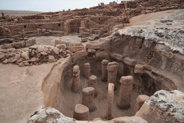 (261006) -- SANLIURFA, Oct. 6, 2026 (Xinhua) -- This photo taken on Oct. 5, 2026 shows a view of Karahantepe archaeological site in Sanliurfa, Türkiye. Karahantepe is part of an archaeological site that encompasses a group of Neolithic sites dating back more than 10,000 years. (Mustafa Kaya/Handout via Xinhua)