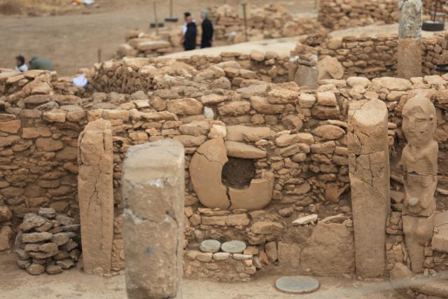(261006) -- SANLIURFA, Oct. 6, 2026 (Xinhua) -- This photo taken on Oct. 5, 2026 shows a view of Karahantepe archaeological site in Sanliurfa, Türkiye. Karahantepe is part of an archaeological site that encompasses a group of Neolithic sites dating back more than 10,000 years. (Mustafa Kaya/Handout via Xinhua)