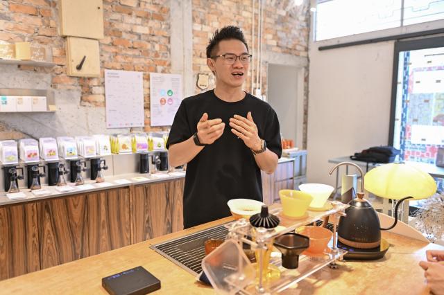 (261006) -- KUALA LUMPUR, Oct. 6, 2026 (Xinhua) -- Thomas Ooi, founder of Ghostbird Coffee Roastery, speaks during an interview in Kuala Lumpur, Malaysia, Sept. 29, 2026. Southwest China's Yunnan Province sits on the northern fringe of the global coffee-growing "bean belt" between the Tropics of Cancer and Capricorn. For centuries its rolling highlands were celebrated foremost as China's tea heartland. Over the past two decades, steady investment, improved farming techniques and booming domestic consumption have nurtured a thriving home-grown coffee industry.
   Malaysia is among Yunnan's key Asian export destinations. According to Yunnan's international trade association, Yunnan coffee was exported to 43 countries and regions in 2025. European and Asian countries are the leading destinations for Yunnan's coffee shipments. Within Asia, Vietnam and Malaysia stand as the two major markets. (Photo by Chong Voon Chung/Xinhua)