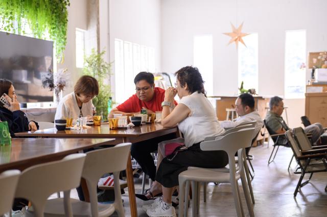 (261006) -- KUALA LUMPUR, Oct. 6, 2026 (Xinhua) -- People enjoy coffee at a cafe in Kuala Lumpur, Malaysia, Sept. 29, 2026. Southwest China's Yunnan Province sits on the northern fringe of the global coffee-growing "bean belt" between the Tropics of Cancer and Capricorn. For centuries its rolling highlands were celebrated foremost as China's tea heartland. Over the past two decades, steady investment, improved farming techniques and booming domestic consumption have nurtured a thriving home-grown coffee industry.
   Malaysia is among Yunnan's key Asian export destinations. According to Yunnan's international trade association, Yunnan coffee was exported to 43 countries and regions in 2025. European and Asian countries are the leading destinations for Yunnan's coffee shipments. Within Asia, Vietnam and Malaysia stand as the two major markets. (Photo by Chong Voon Chung/Xinhua)